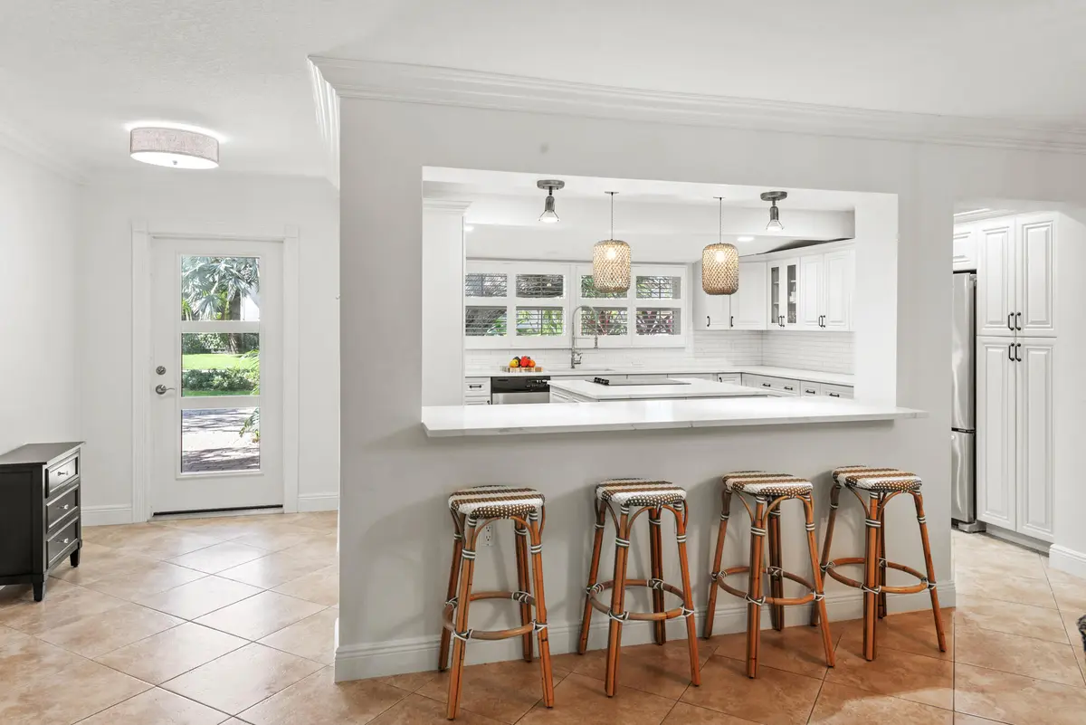 eat in kitchen counter at 602 N Atlantic Drive, Lantana