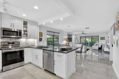8310 Casa Del Lago 1b, Boca Raton – sold