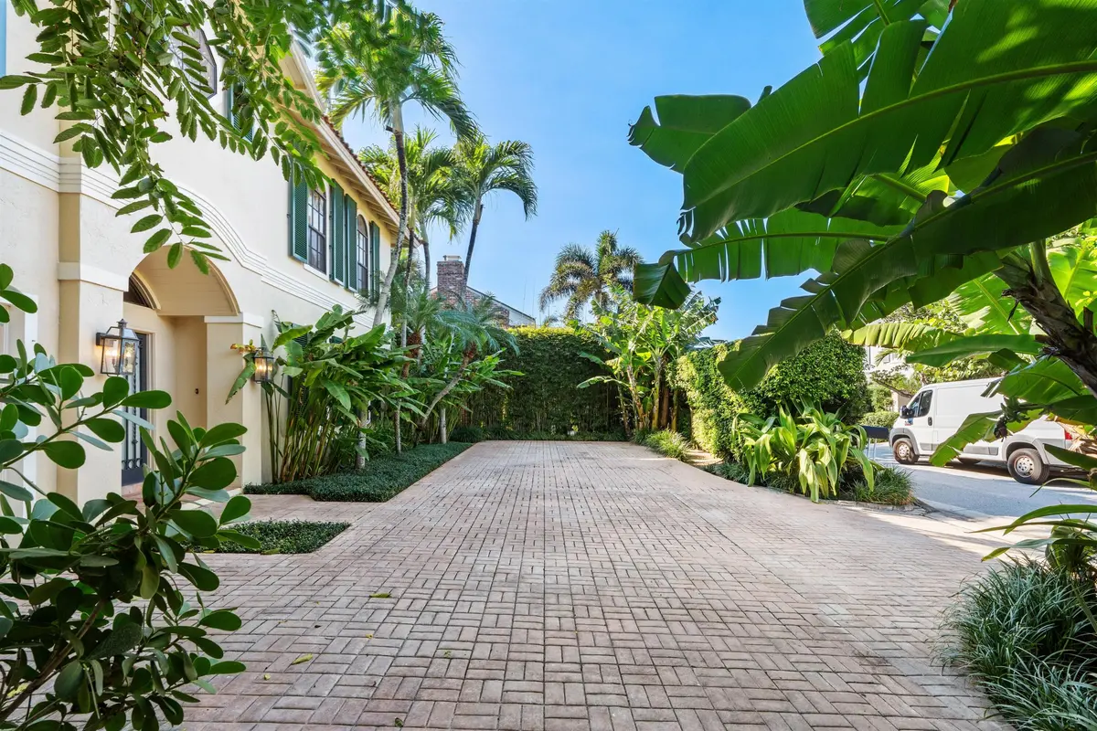 DRIVEWAY_DT at 206 Queens Lane, Palm Beach
