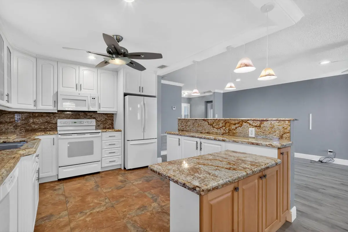 L SHAPED ISLAND at 5926 N Los Alamos Lane, Delray Beach