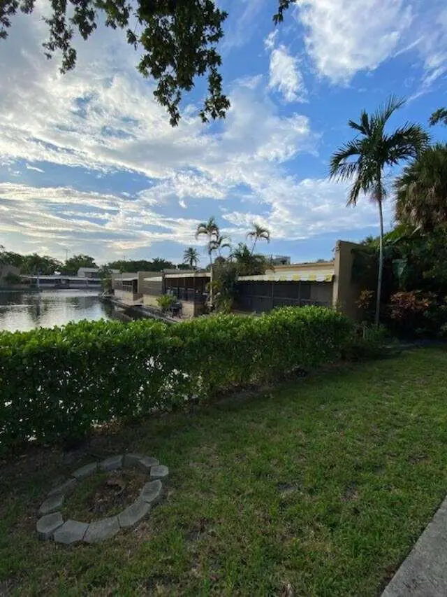 Pereira.6 at 16023 Kingsmoor Way, Miami Lakes