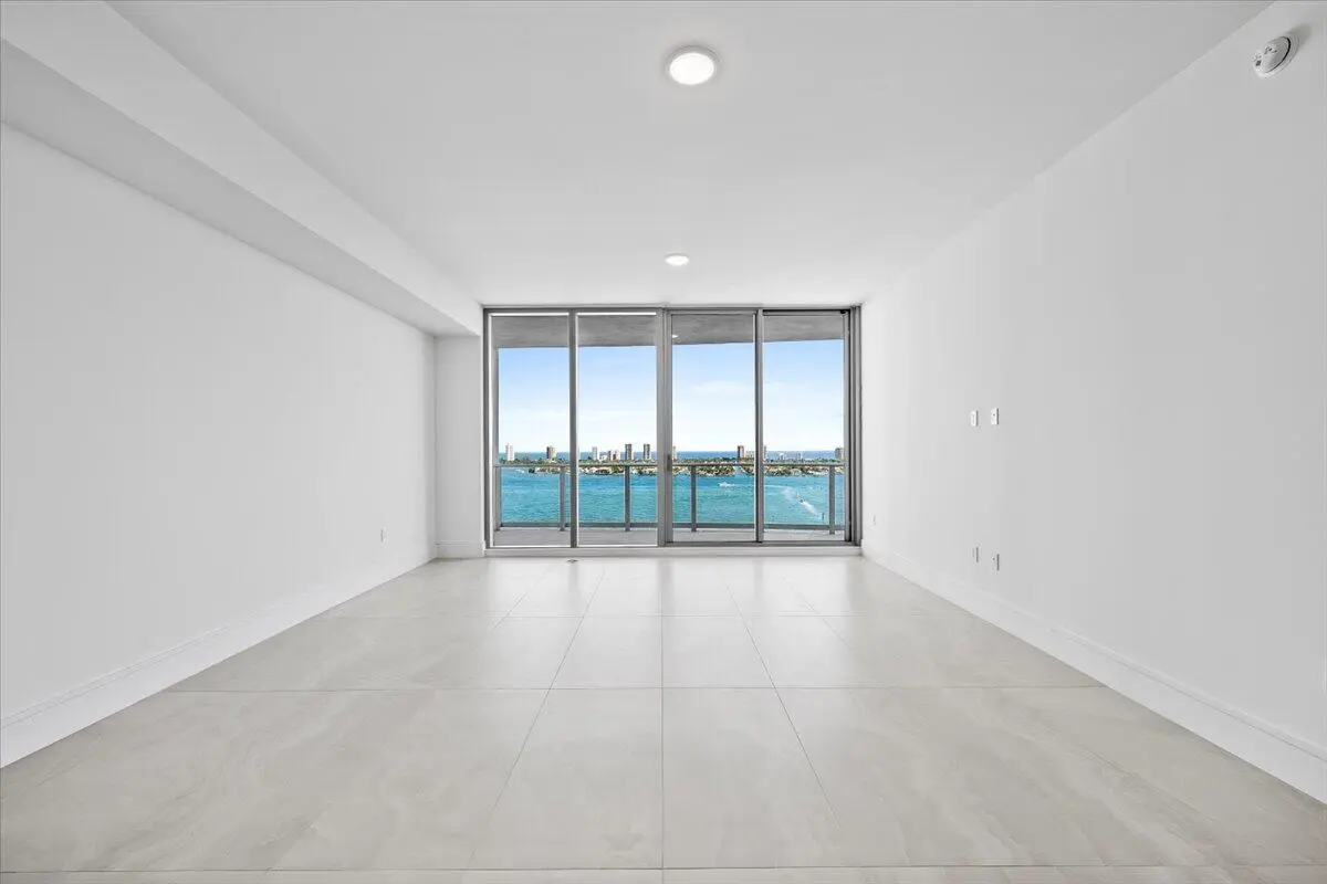 05-LUX_2917 at 220 Lake Shore Drive 1706, Lake Park