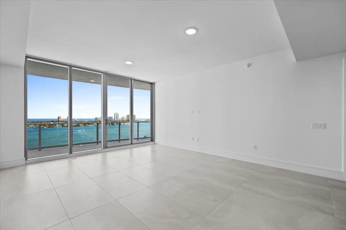 06-LUX_2922 at 220 Lake Shore Drive 1706, Lake Park