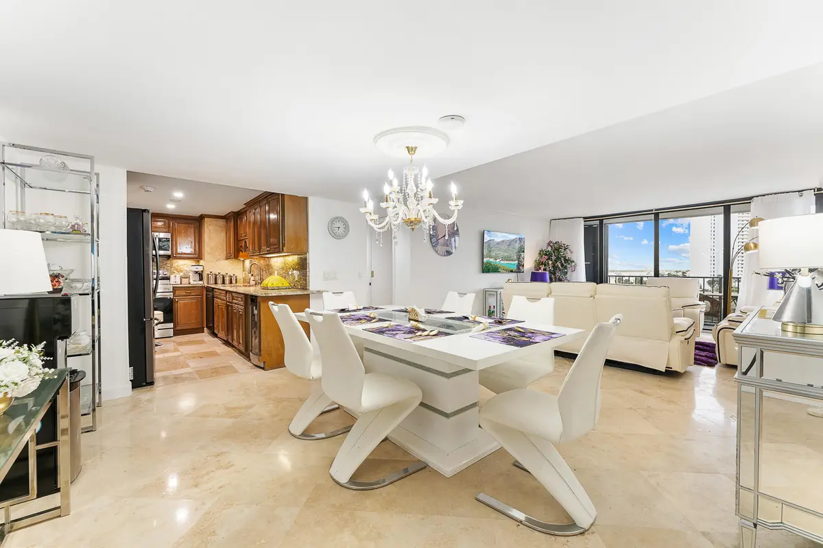 Dining at 5600 N Flagler Drive 605, West Palm Beach