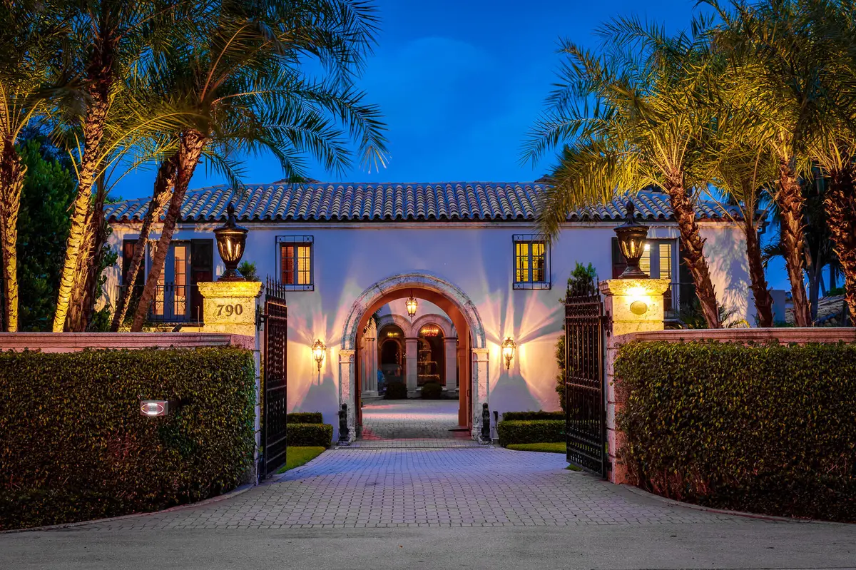 Landmarked Entry at 790 S County Road, Palm Beach