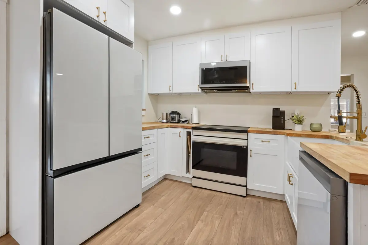 17 Kitchen 02 at 1401 NE 14th Street, Fort Lauderdale