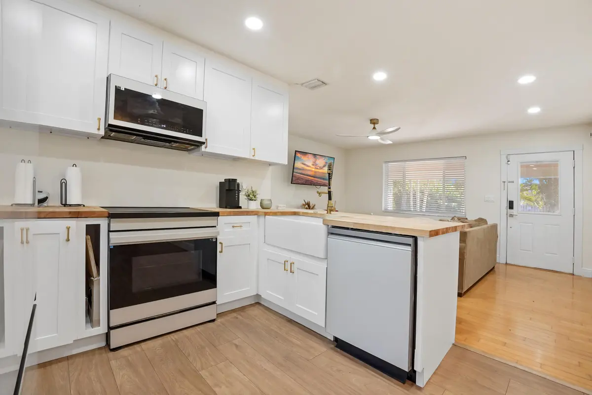 18 Kitchen 03 at 1401 NE 14th Street, Fort Lauderdale