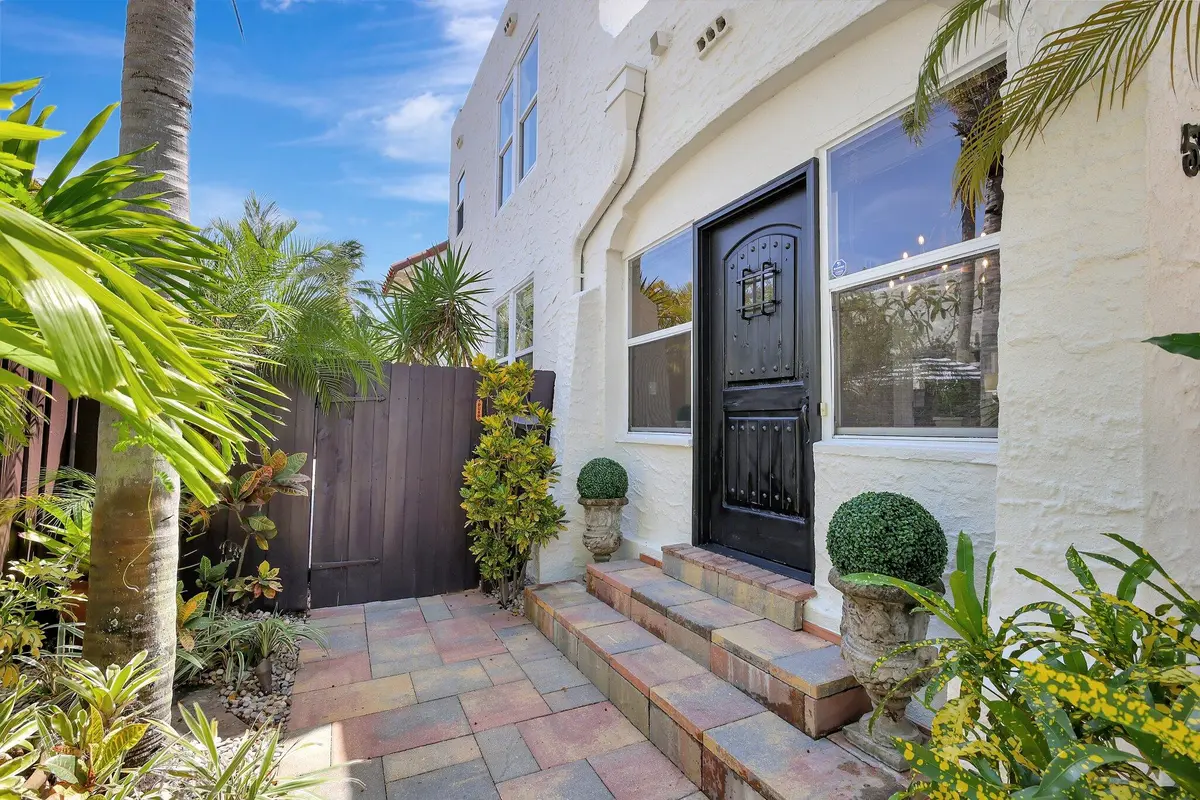 Front entrance at 516-520 34th Street, West Palm Beach