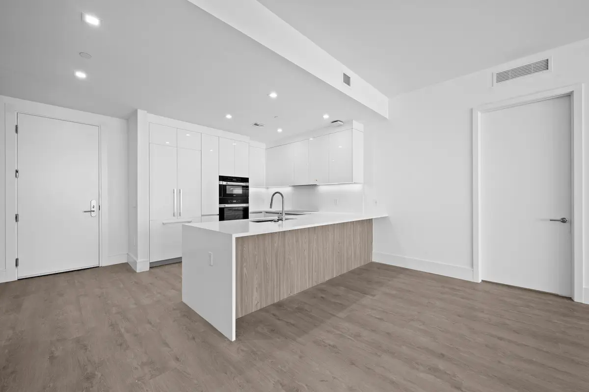 LUX_7654 at 220 Lake Shore Drive 917, Lake Park