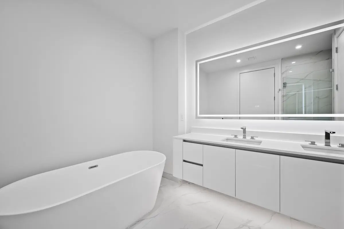 LUX_7649 at 220 Lake Shore Drive 917, Lake Park