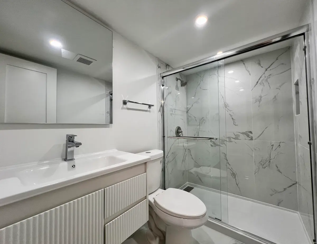 Updated Full Bath at 130 Chatham F, West Palm Beach