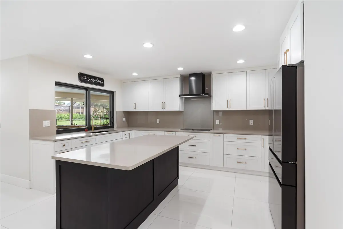 Pass through window at 516 Muirfield Drive, Atlantis