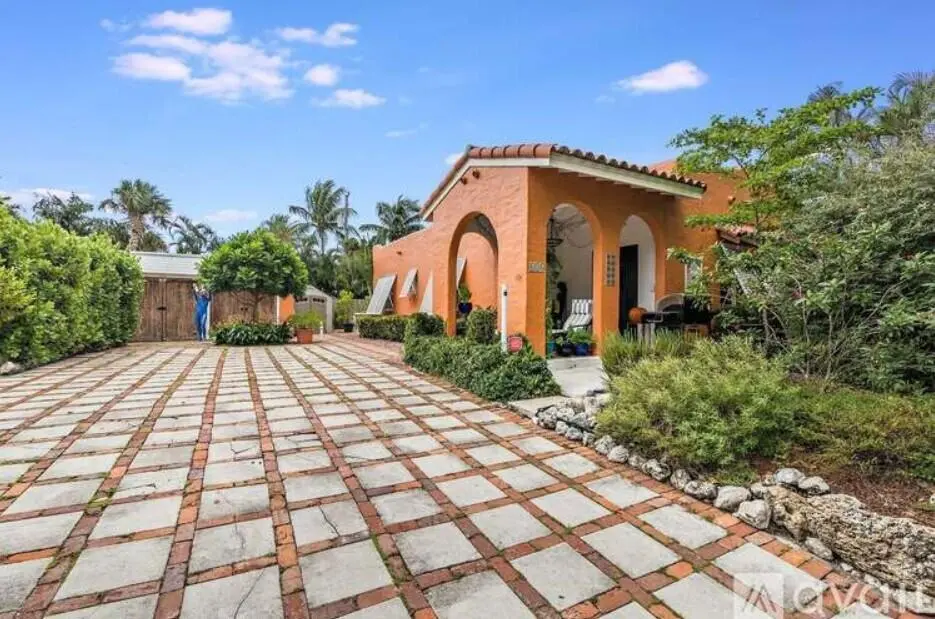 Entry Unit 1 at 616 Claremore Drive, West Palm Beach