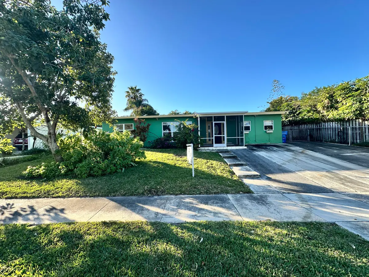 Front exterior at 1014 W Broward Street, Lantana