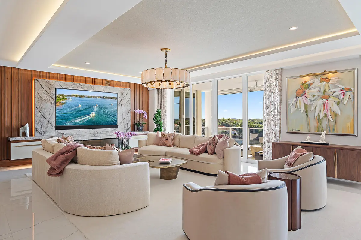 Family living area at 2720 Donald Ross Road 505, Palm Beach Gardens