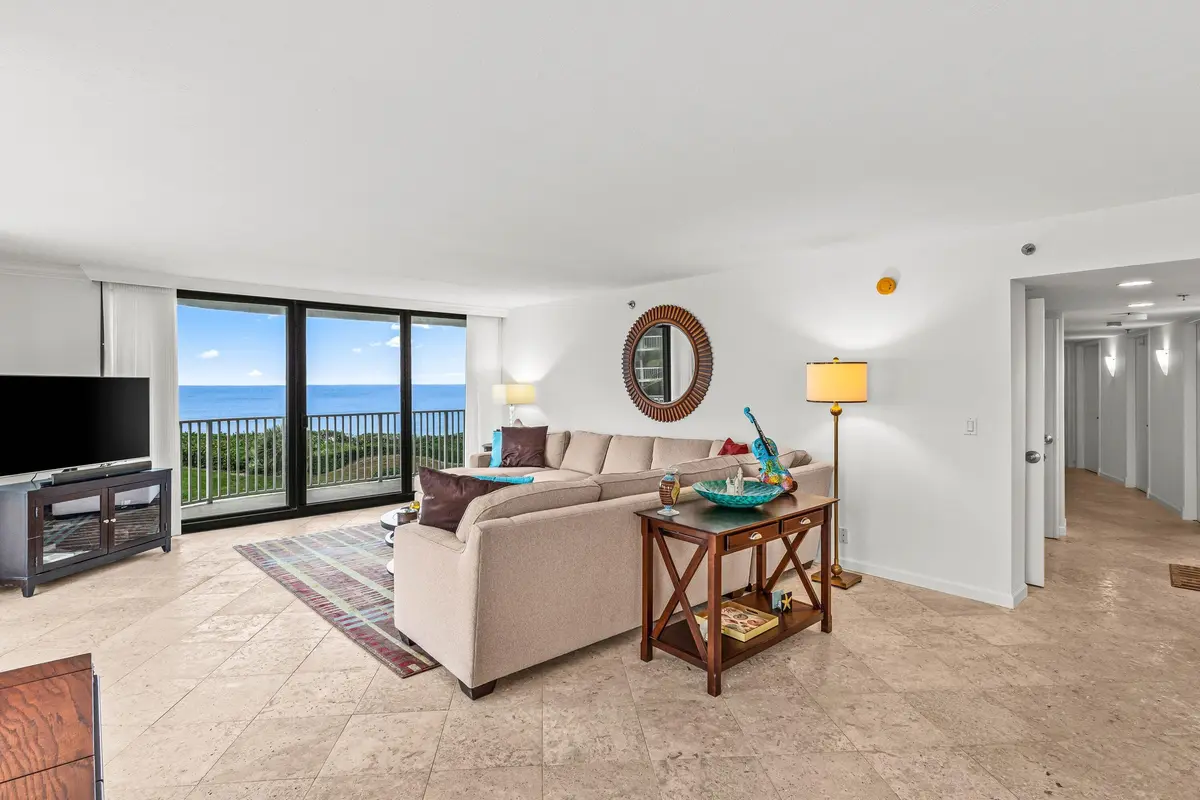 002 Living space at 3360 S Ocean Boulevard 3bi, Palm Beach