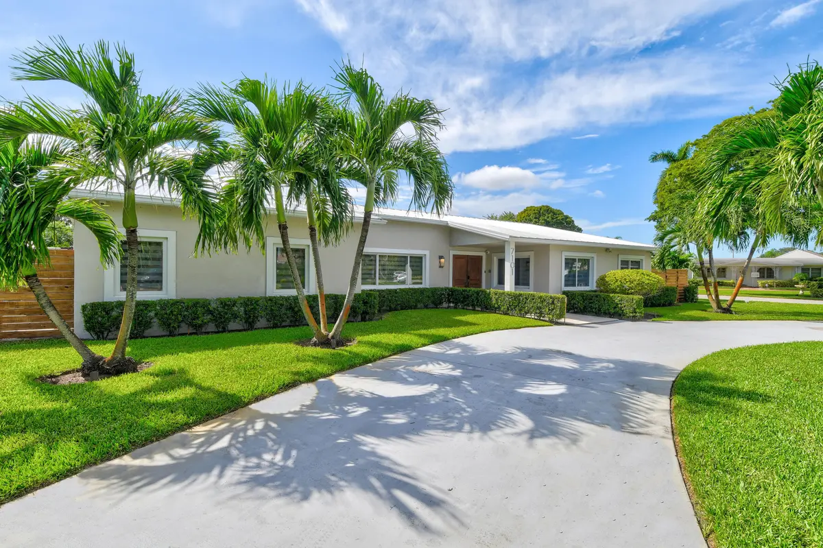 Front at 7101 W Lake Drive, Lake Clarke Shores