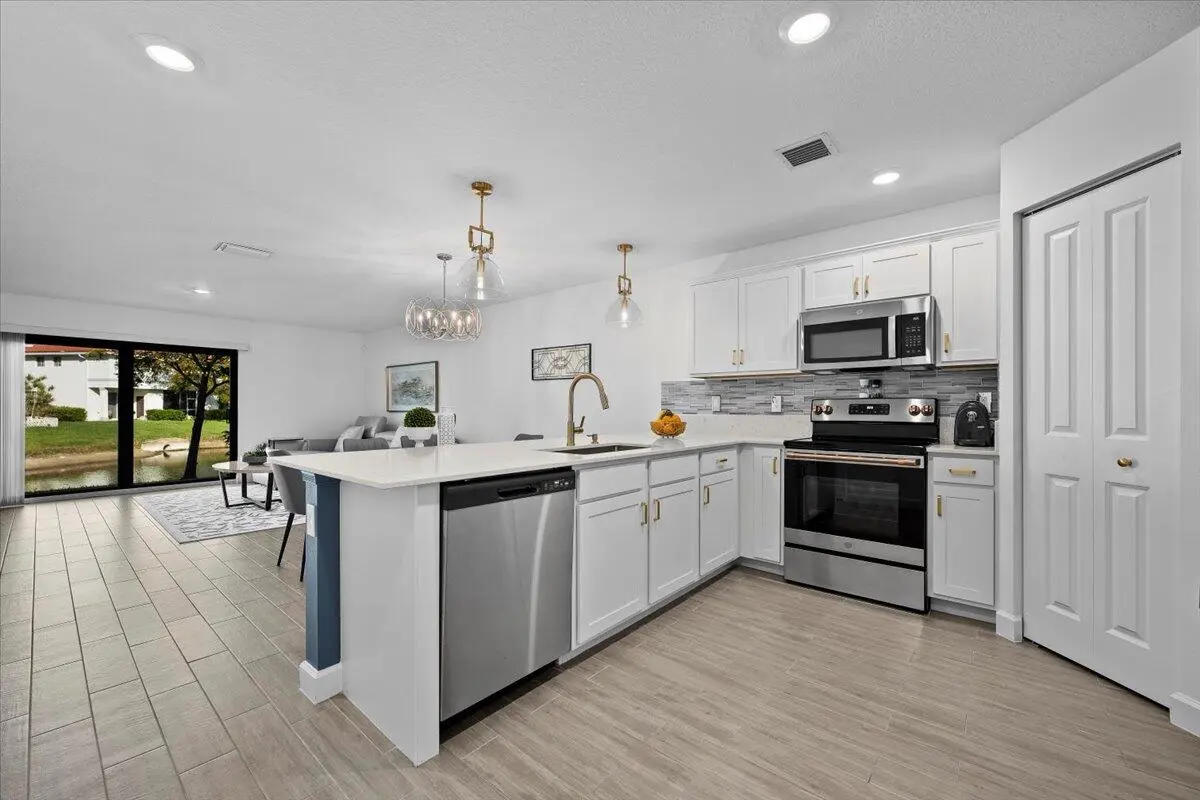 Granite, Stainless, Upgraded Backsplash at 6013 Woods Edge Circle, Riviera Beach