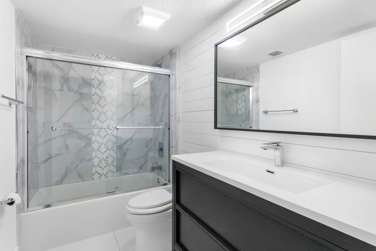 Guest bathroom at 601 SEAFARER Circle 101, Jupiter