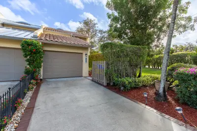 1989 Canterbury Circle, Wellington – Townhouse for sale