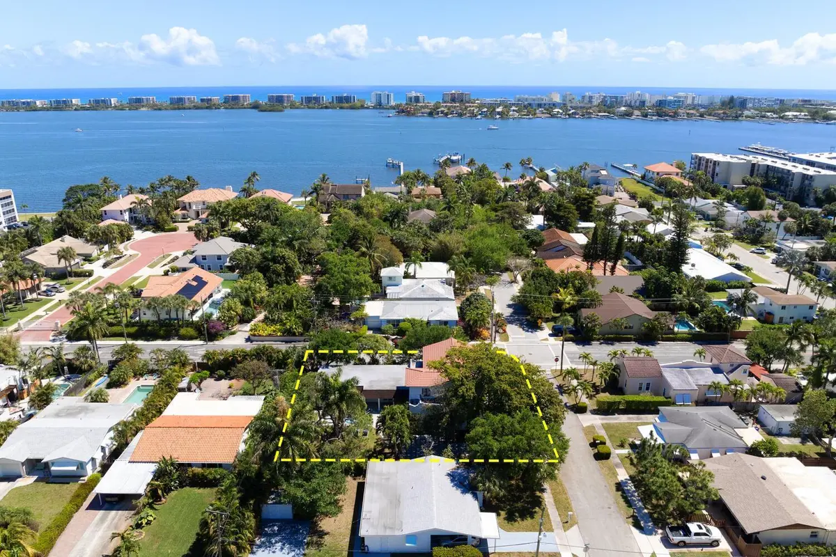 1629 S Lakeside Dr Lake Worth-large-035- at 1629 S Lakeside Drive, Lake Worth Beach