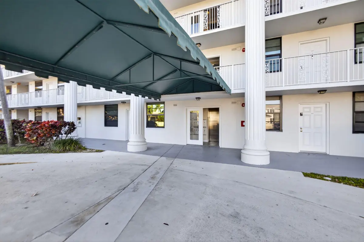 3-web-or-mls-5D1A3021 at 3716 Whitehall Drive 203, West Palm Beach