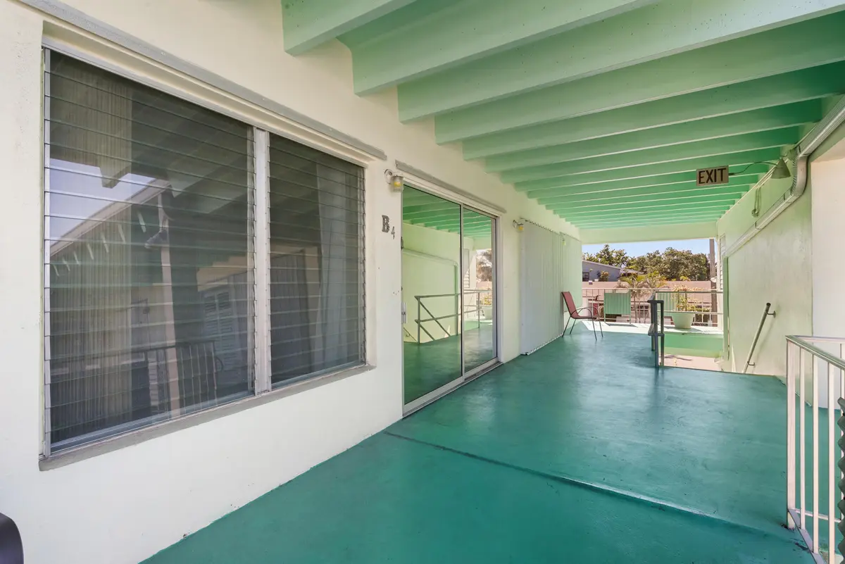 entrance B4 at 702 N Federal Highway B4, Lake Worth Beach