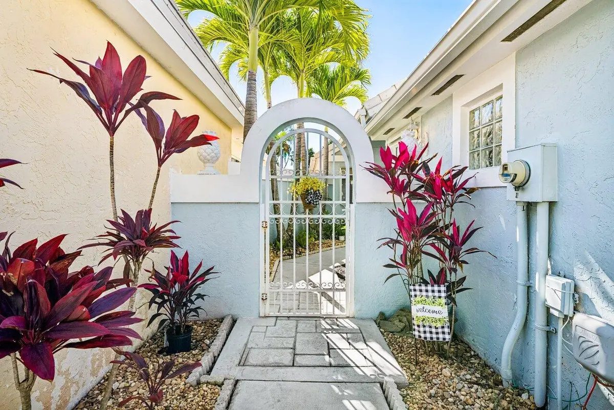 Front Gate at 9112 Baybury Lane, West Palm Beach