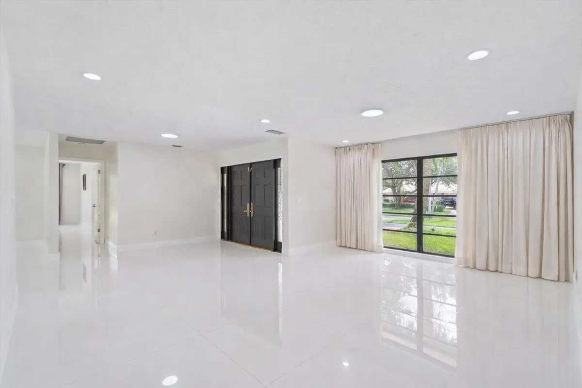 Foyer/Living Room at 516 Muirfield Drive, Atlantis