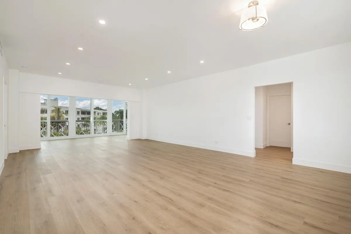 low-1 at 389 S Lake Drive 3h, Palm Beach