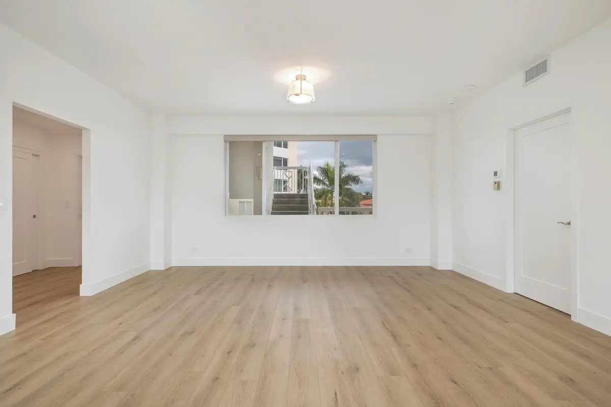 low-10 at 389 S Lake Drive 3h, Palm Beach
