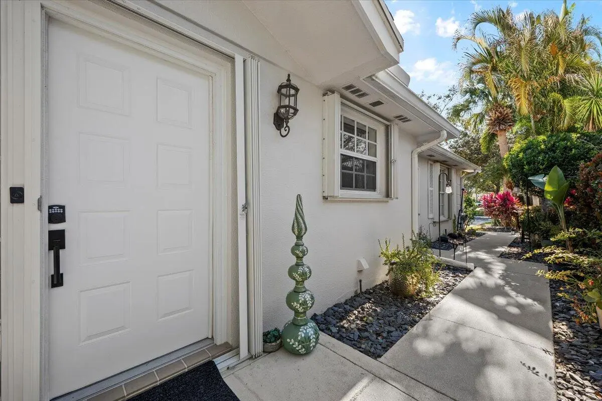 04-LUX_4695 at 205 Brier Circle, Jupiter