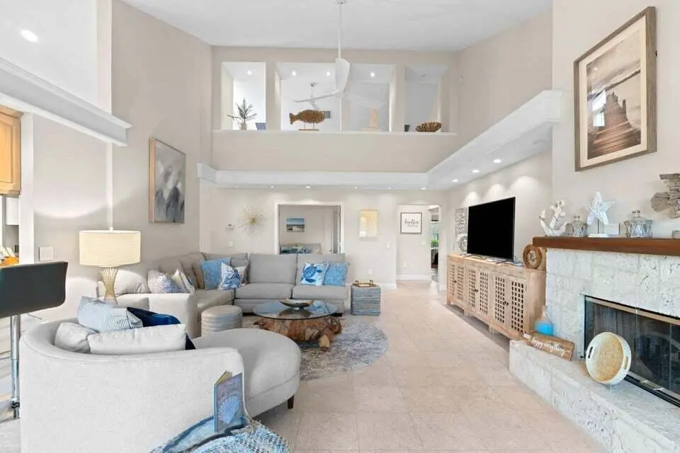 Natural lighting at 197 Ridge Road, Jupiter