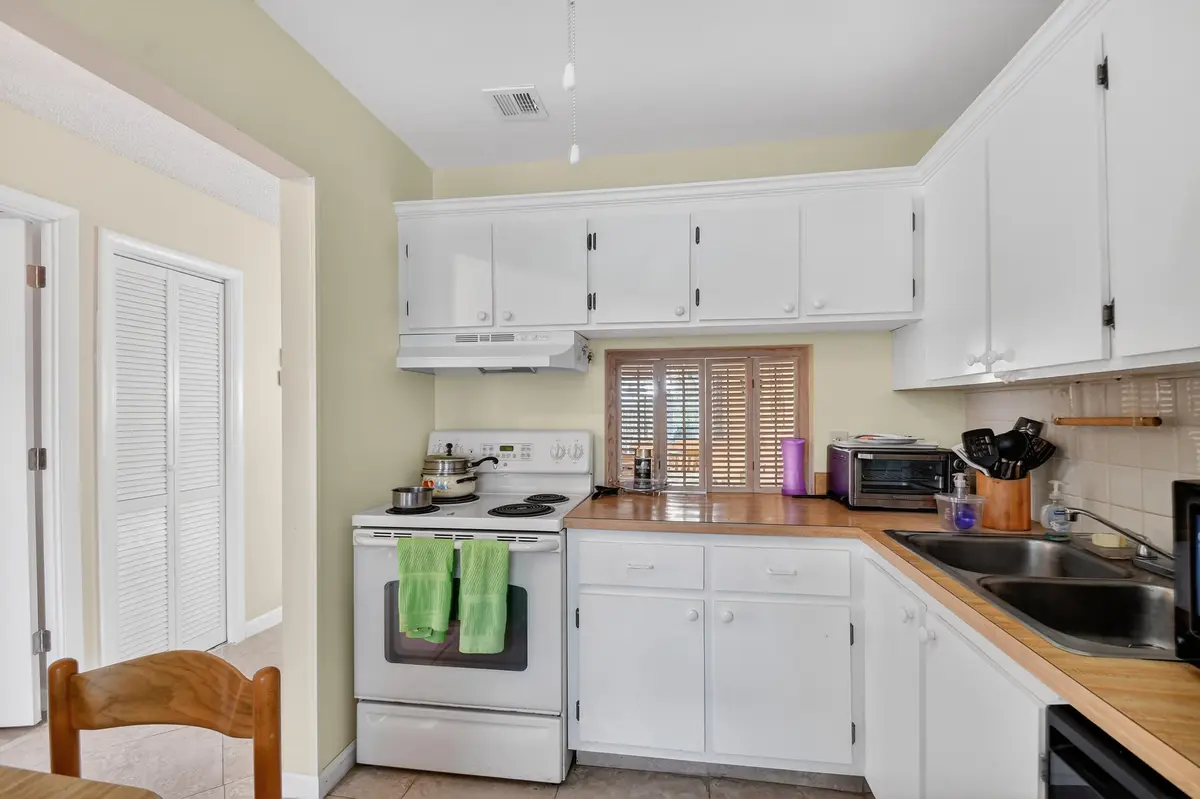 PIC5 at 113 Lake Olive Drive 113, West Palm Beach