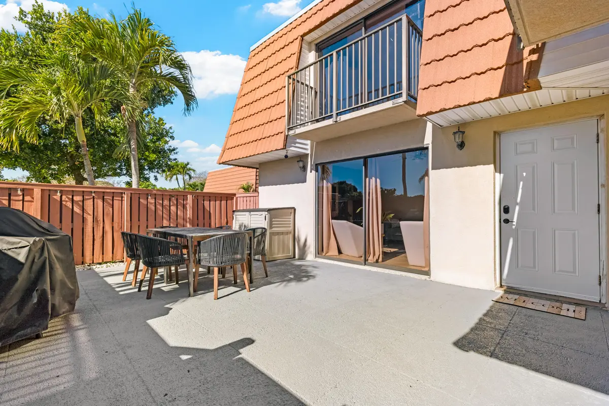 Courtyard at 2889 SW 11th Place, Deerfield Beach