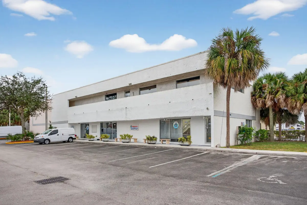 3-web-or-mls-2800-9418 at 2800 N State 7 Road, Margate