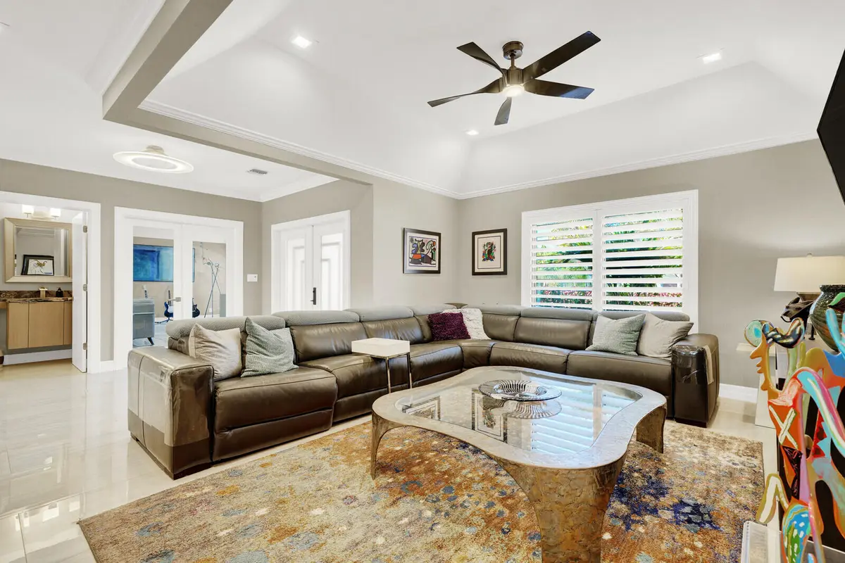 Light & Bright at 513 N Country Club Drive, Atlantis