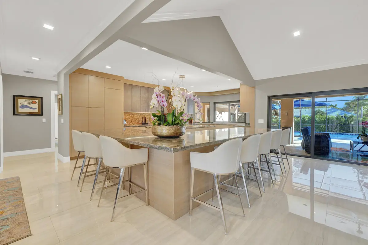 Oversized snack bar at 513 N Country Club Drive, Atlantis