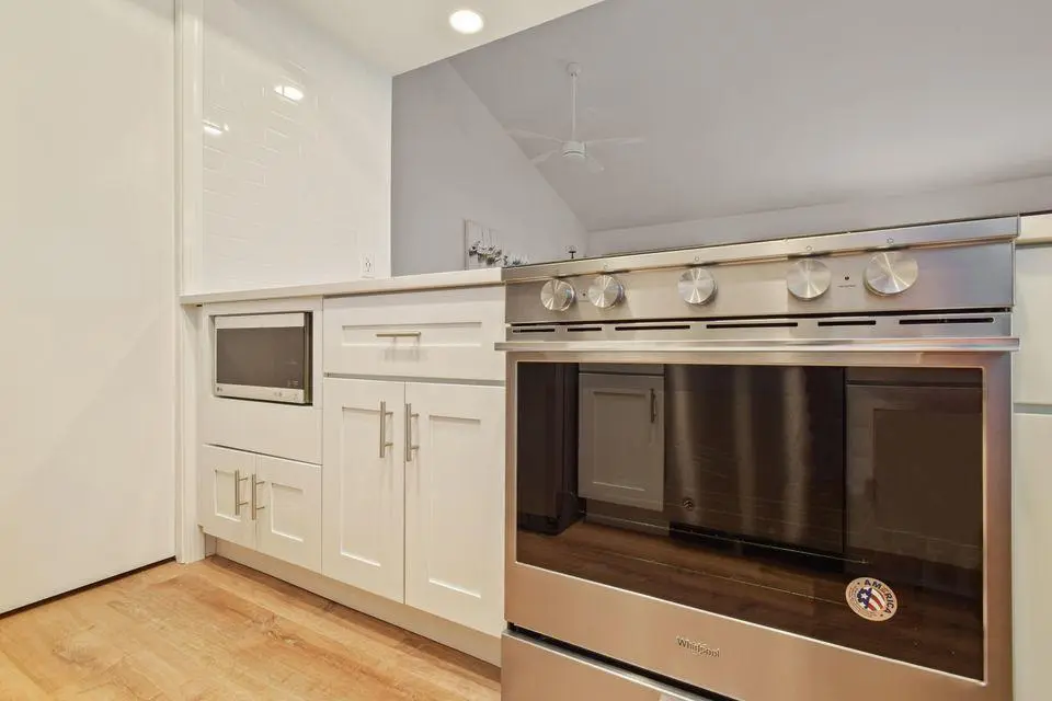 kitchen appliances at 11863 Wimbledon Circle 508, Wellington