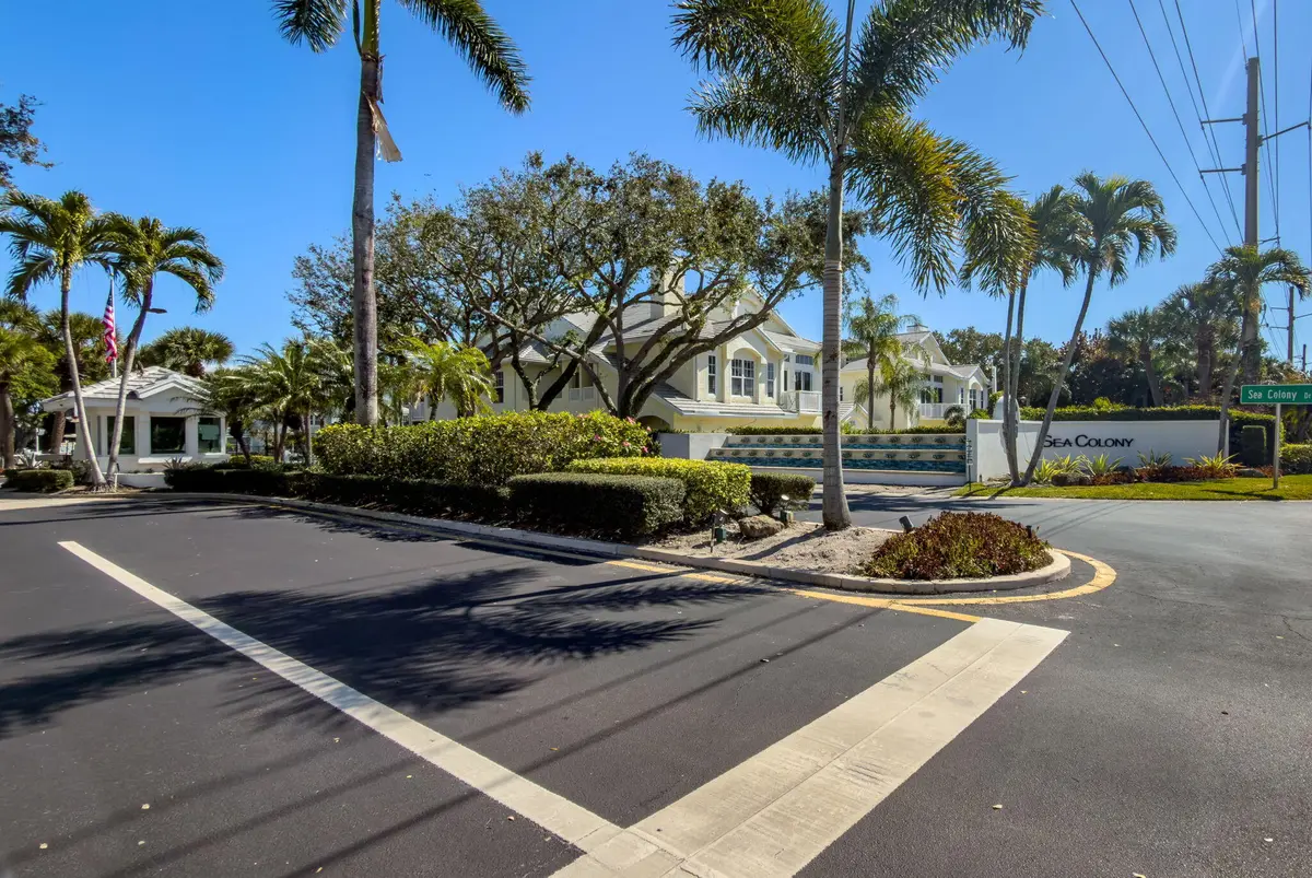 24/7 manned guardgate at 3057 Genoa Lane, Jupiter