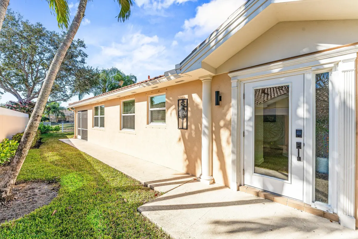 Extended side yard at 8370 Eleuthera Lane, Wellington