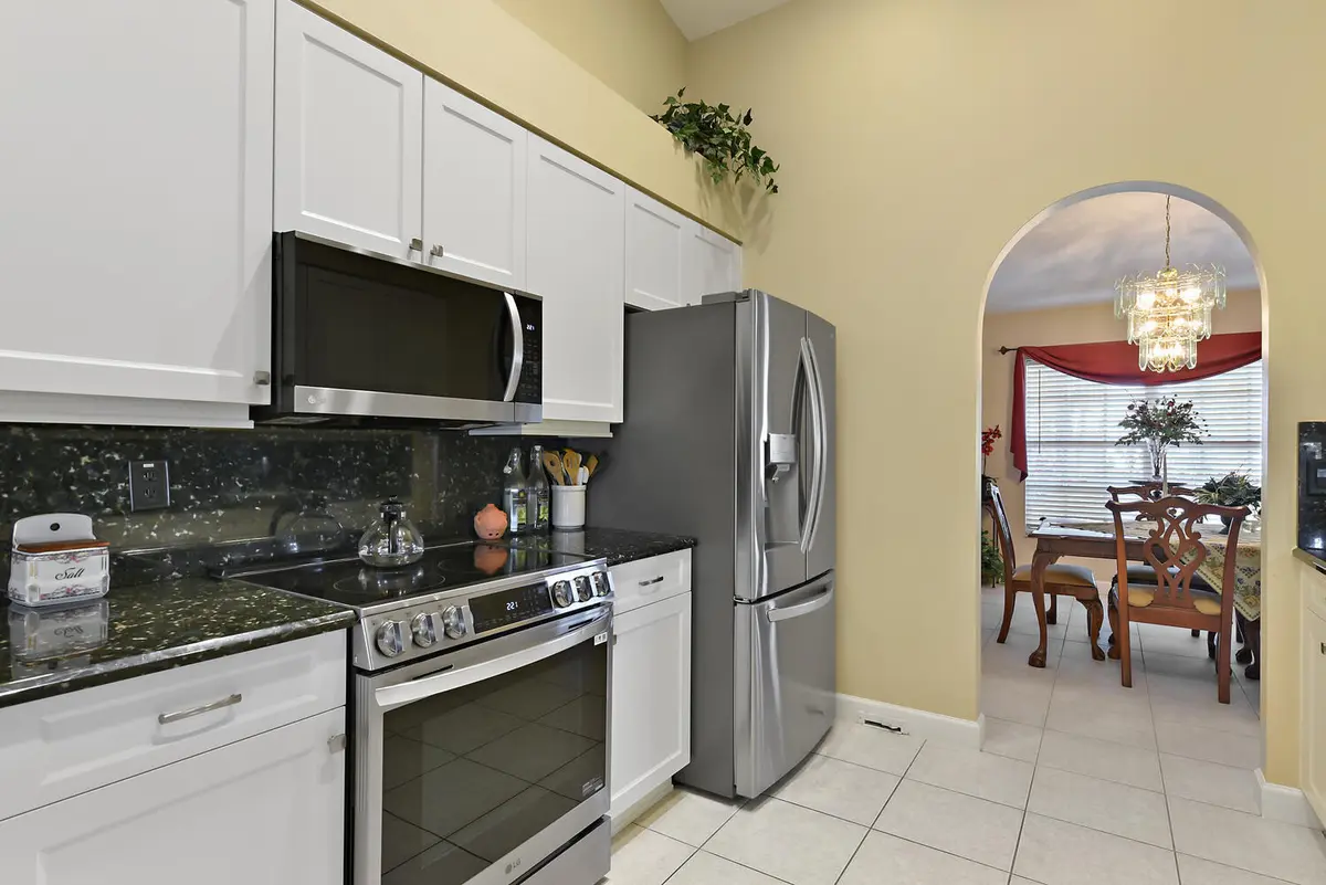 RANGE W/BUILT IN AIR FRY at 3018 SE Dalhart Road, Port St. Lucie