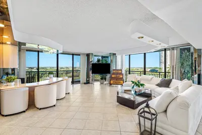 2427 Presidential Way 701, West Palm Beach – Condominium for sale