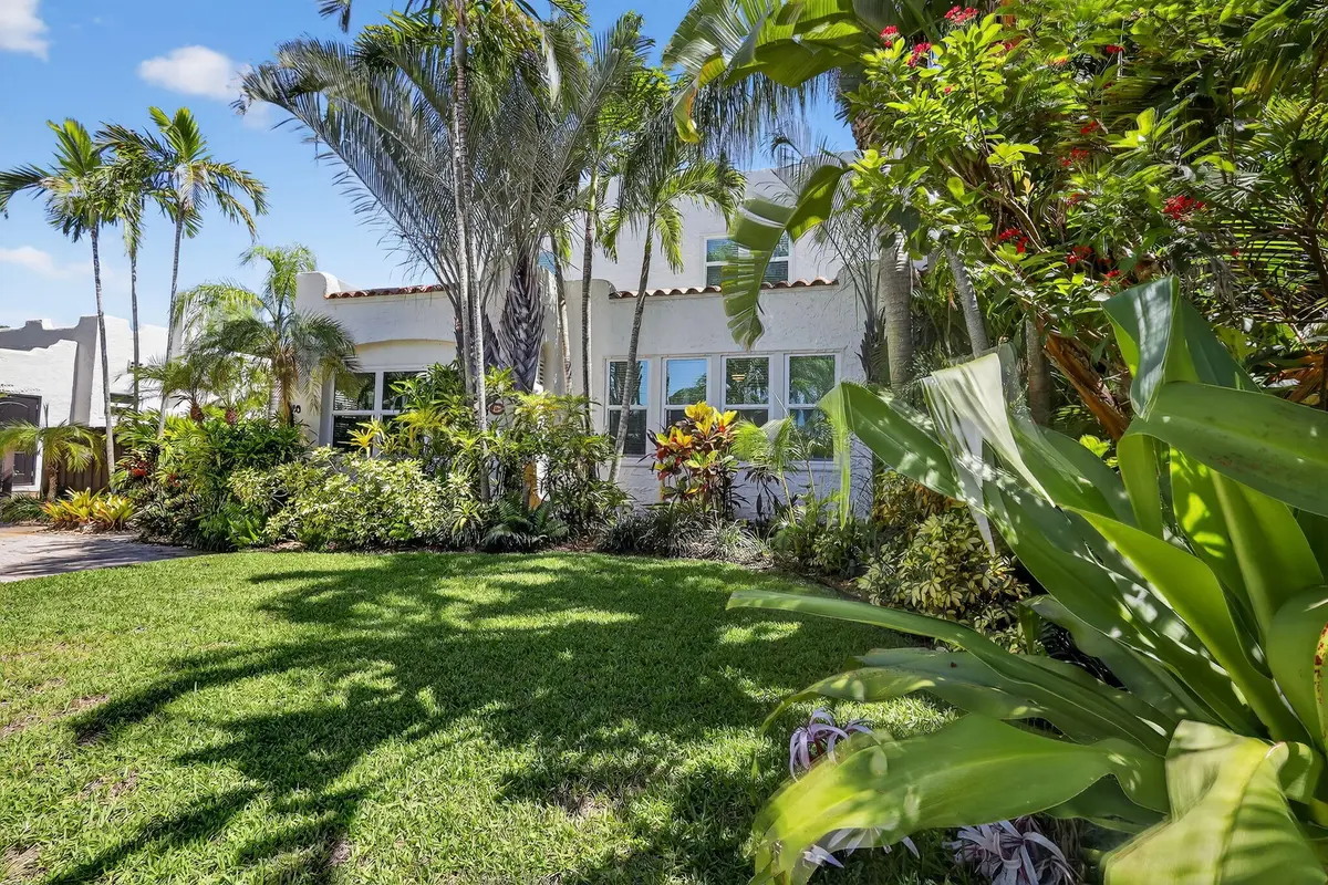 Exterior front entrance at 516-520 34th Street, West Palm Beach