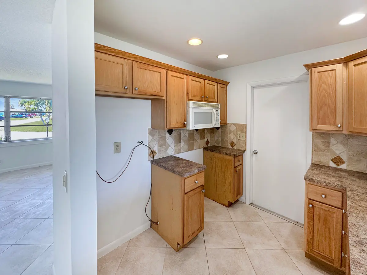 514 SW 20th Str - Kitchen at 514 SW 20th Street, Boynton Beach