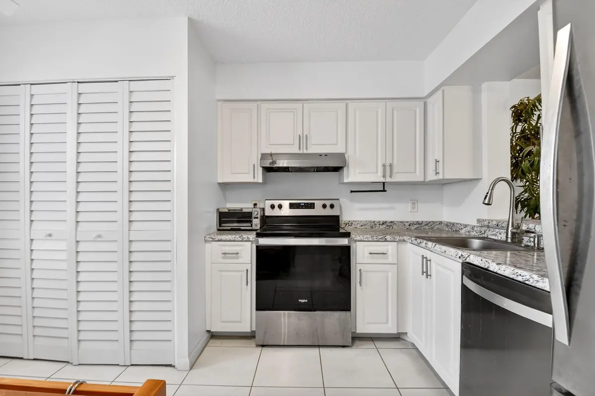 Find the Washer/Dryer at 14723 Cumberland Drive 308, Delray Beach