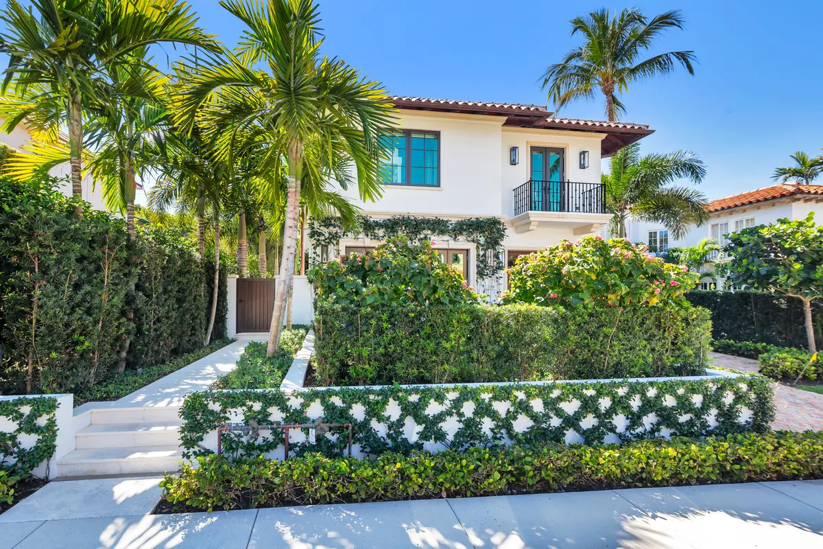 low-1 at 218 Everglade Avenue, Palm Beach