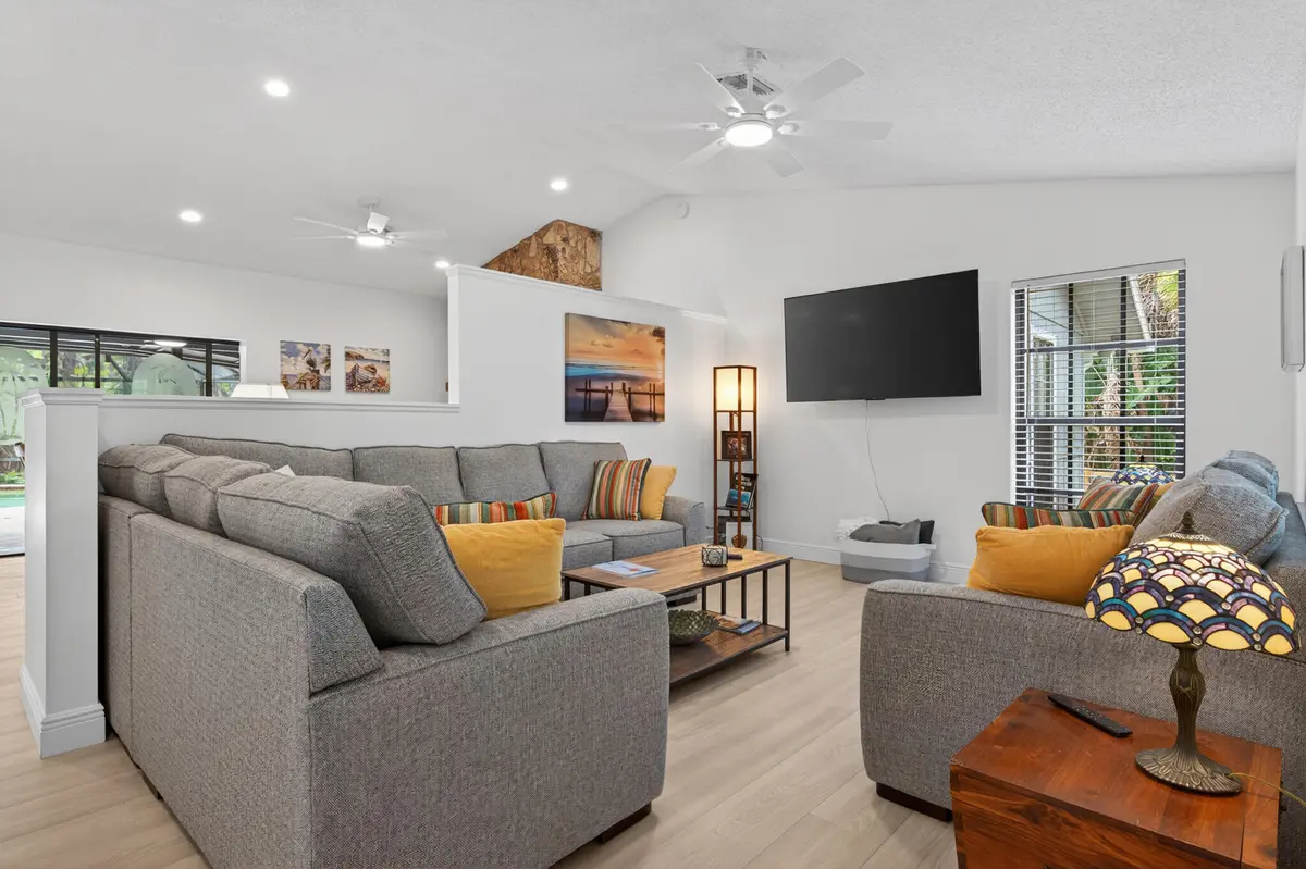 1g at 8166 N 155th Place, Palm Beach Gardens