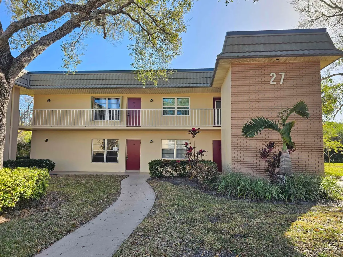 front at 27 Vista Gardens Trail 102, Vero Beach