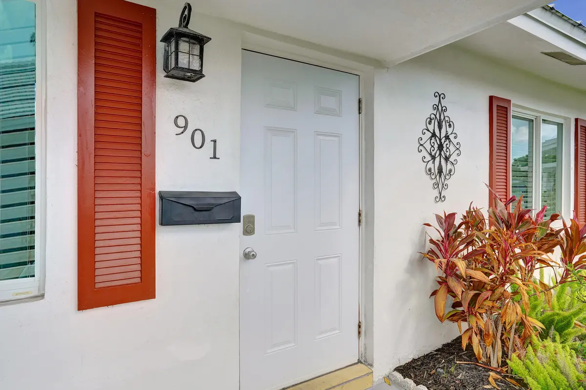 Welcome at 901 SW 6th Avenue, Boynton Beach